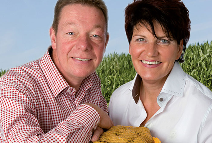 Ehepaar Ax auf ihrem Bauernhof in Schmallenberg - Exklusive Partner von Dreysse REWE