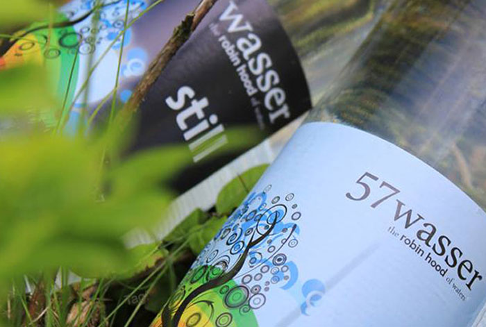 Flaschen von 57wasser, dem regionalen Siegener bzw. Netphener Unternehmen, in der Natur