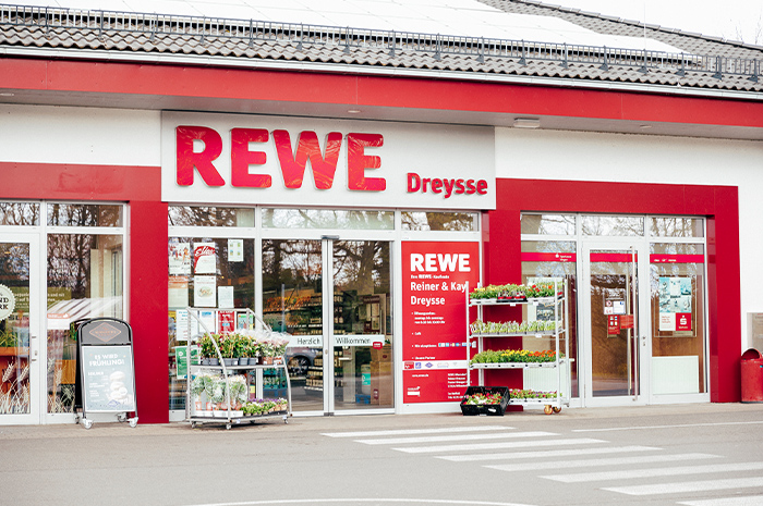 Eine Frontansicht unserer Dreysse REWE Filiale in Obersdorf