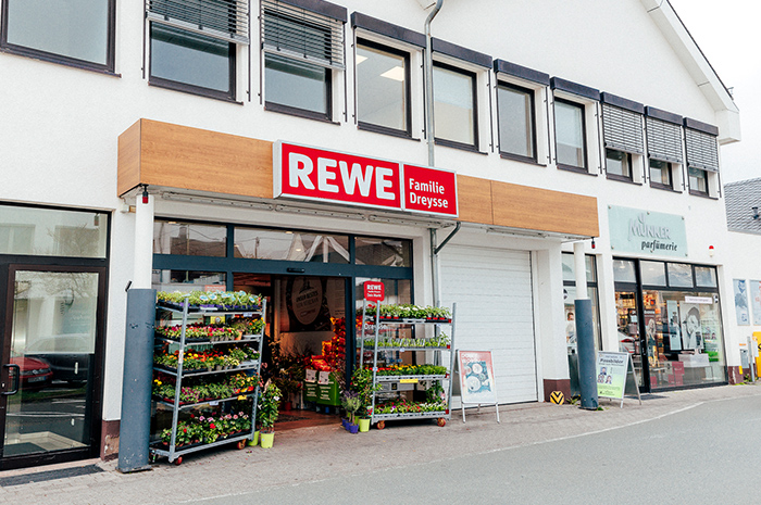 Eine Frontansicht unserer Dreysse REWE Filiale in Wilnsdorf