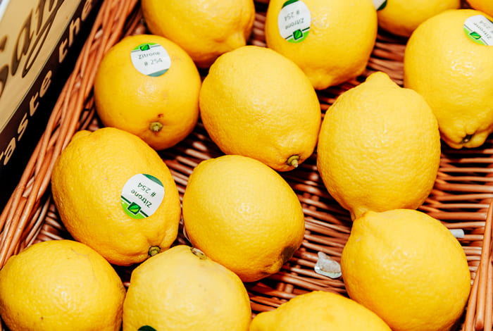 Zitronen im Korb aus unserer Obstabteilung in Siegen Obersdorf