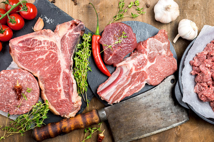 Fleisch aus unserem Siegener Supermarktsortiment, in verschiedenen Formen: Steak, Hack und Gulasch