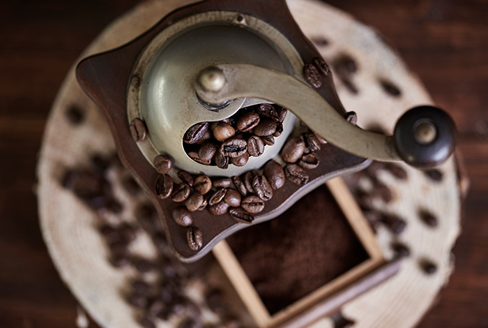 Qualitäts-Kaffee in Bohnenform in einer alten Kaffeemühle
