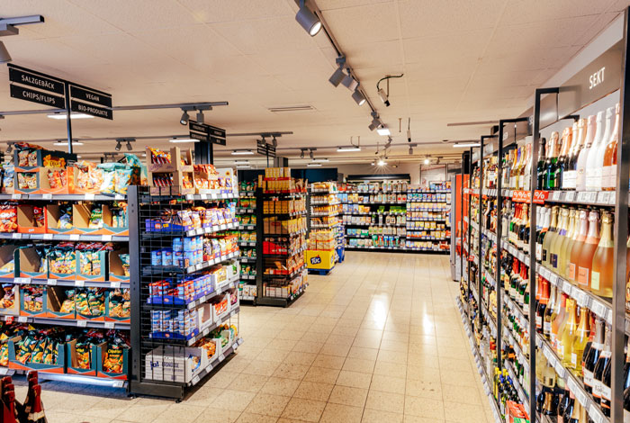 Regale voller Lebensmittel bei Dreysse REWE, deinem Supermarkt in Siegen-Wilnsdorf