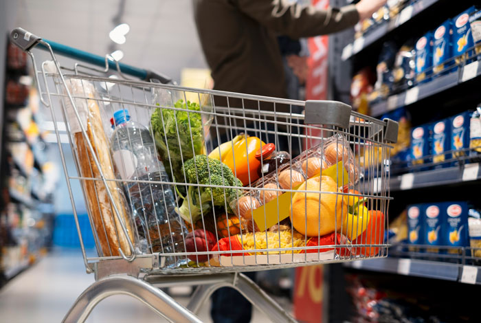 Einkaufswagen voller Lebensmittel in Supermarkt Dreysse REWE