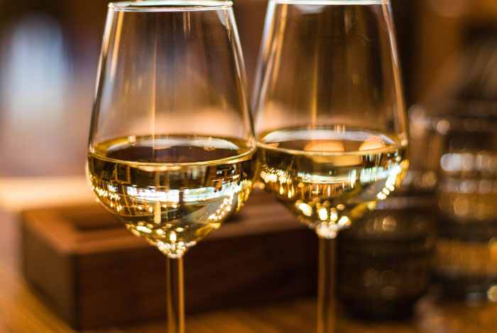 Weißwein im Glas, aus unserem Sortiment 