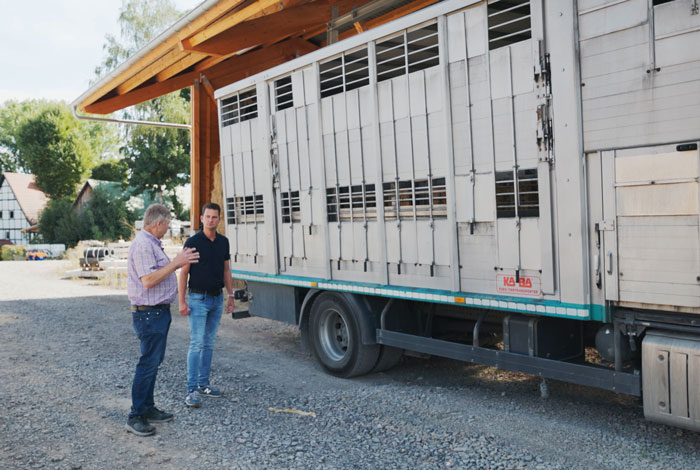 Bauer Korte vor dem Schlachttransporter, mit dem er seine Schweine selbst nur wenige Kilometer zum Schlachthaus bringt